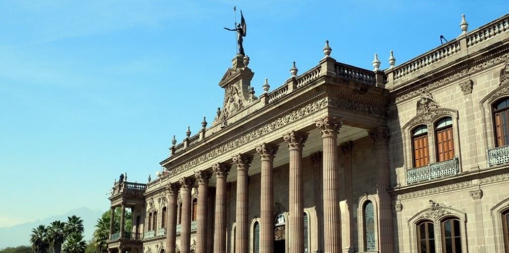 Ofrecen bajarse sueldos; derrochan en burócratas