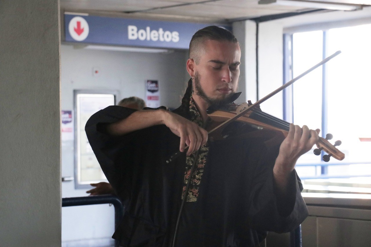 Llevan a través de recital arte al Metro