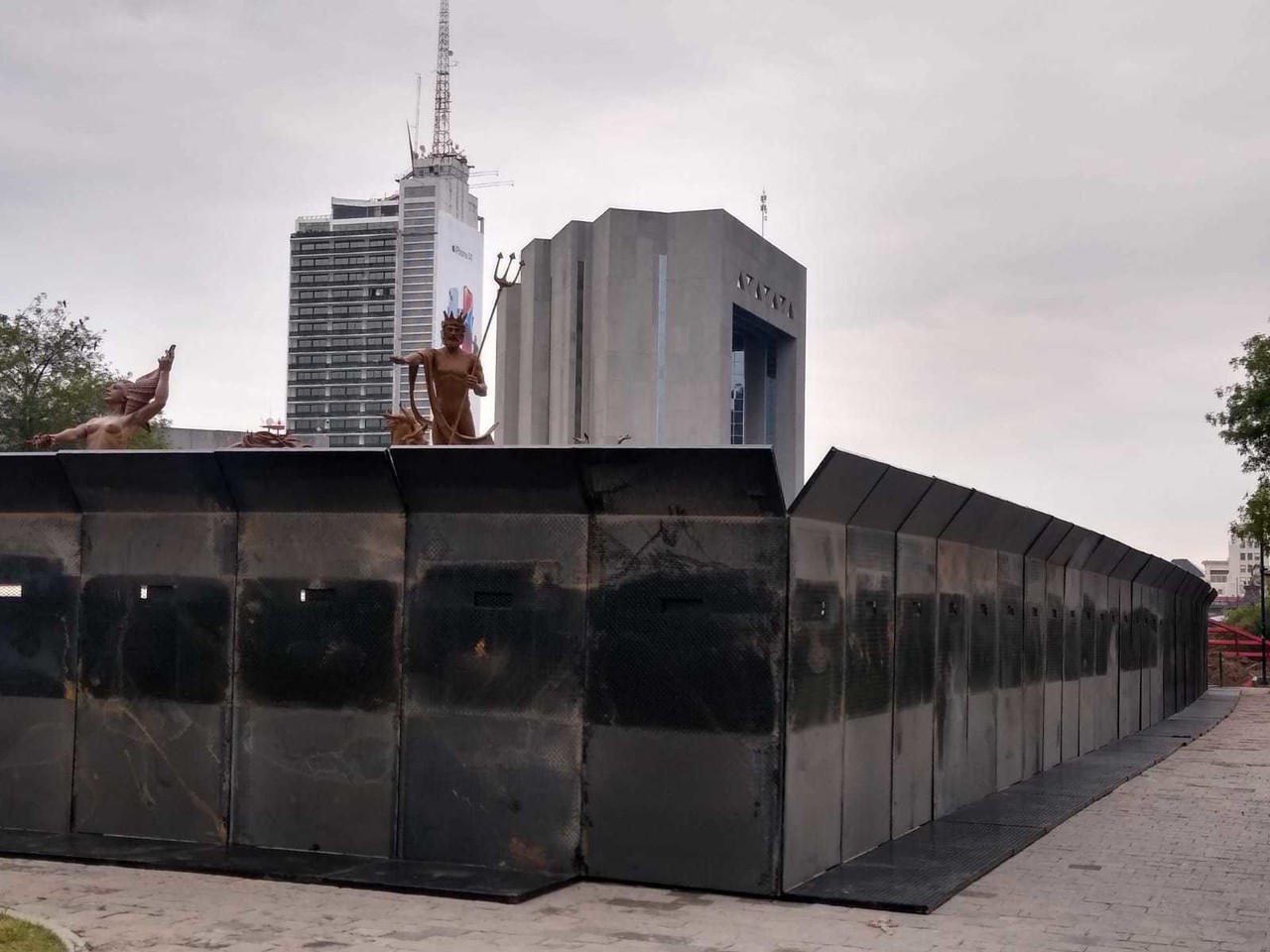 'Blindan' Fuente de Neptuno por posible marcha de mujeres