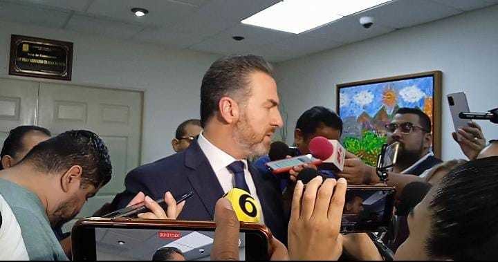 Comparece Adrián de la Garza ante Comité de Selección