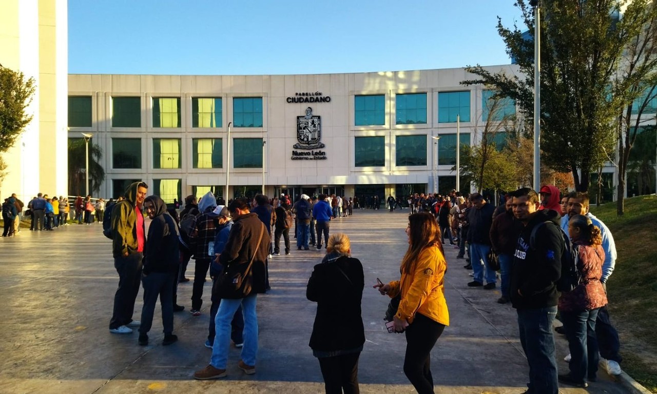 Regios madrugan para realizar cambio de placas