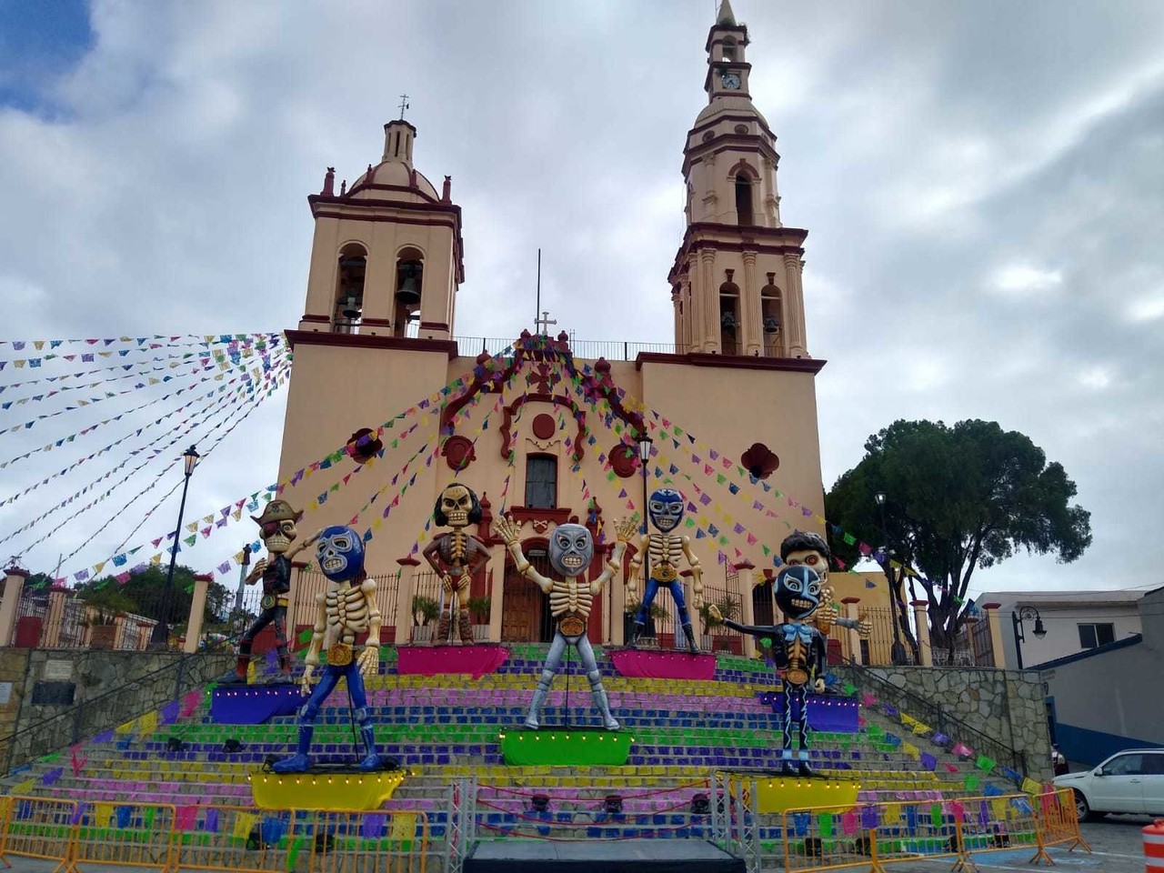 Monta Santiago altar para recordar a luchadores