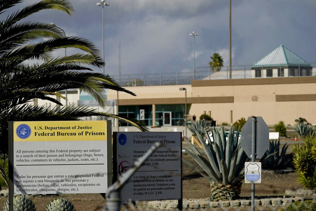 Ascienden a jefe de prisión de EUA que golpeaba reos
