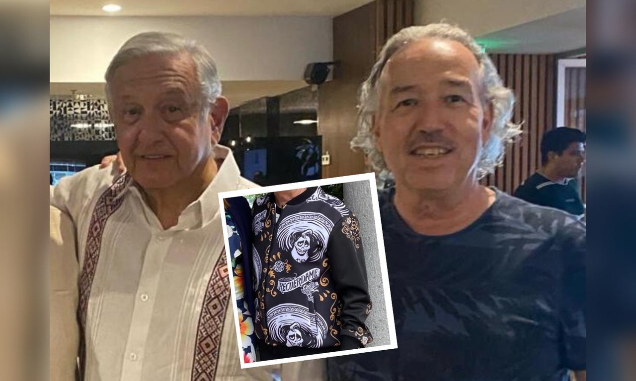 Empresario regio regala a AMLO chamarra de 'recuérdame'