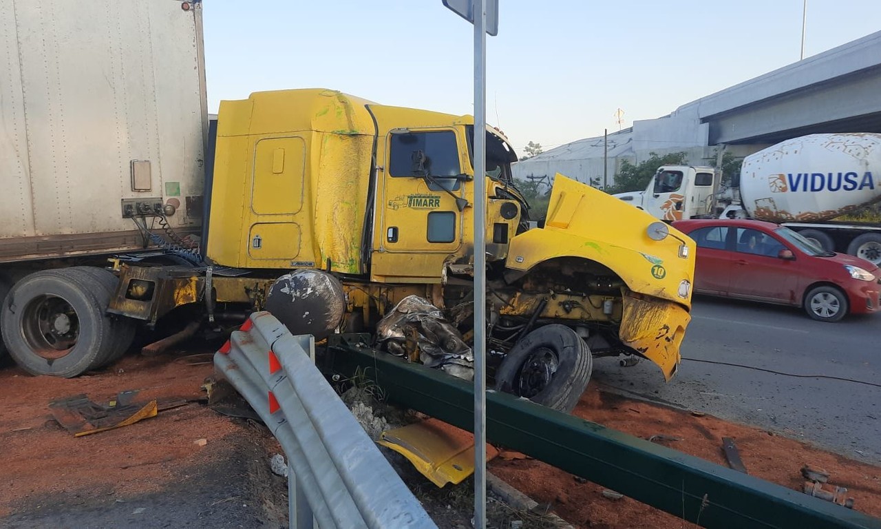Chofer dormita y se estrella sobre autopista Periférico
