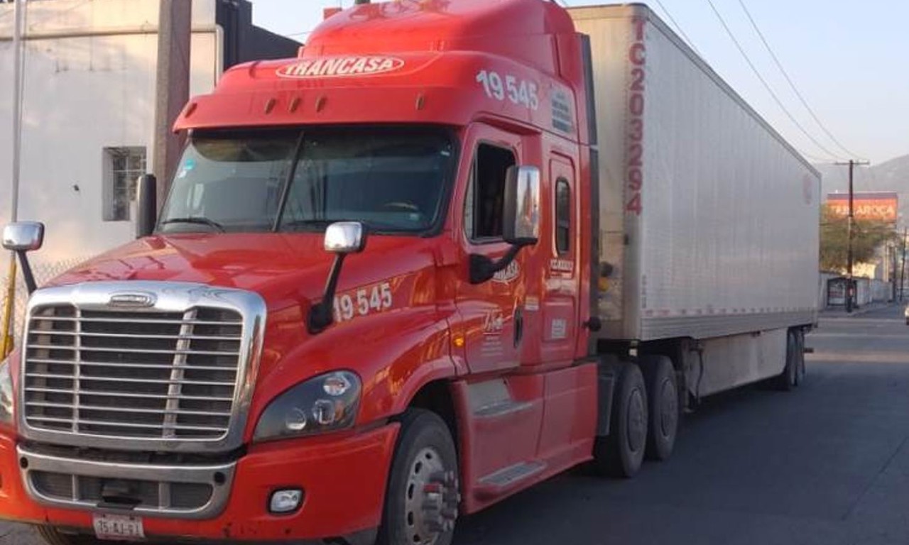 Detienen a conductor de tráiler con reporte de robo