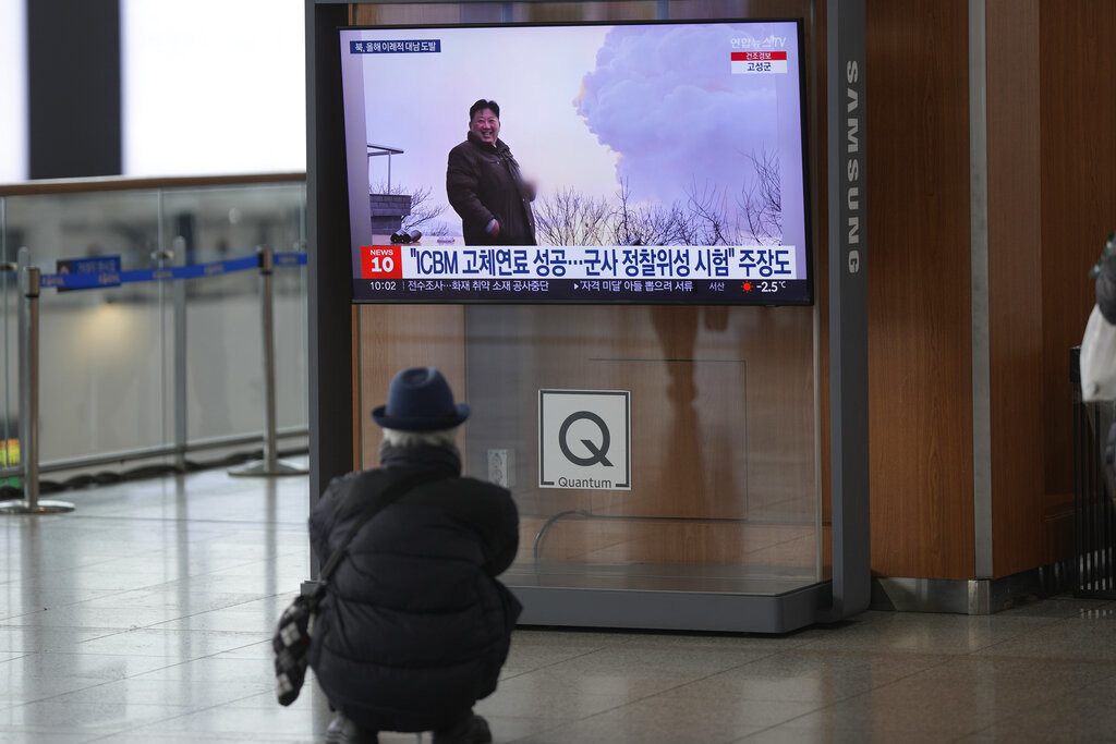 Dispara Norcorea 3 misiles balísticos tras vuelo de drones