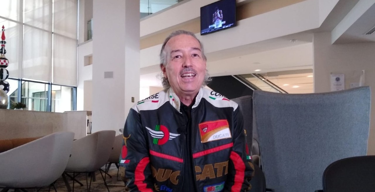 Empresario 'amlover' regala su chaqueta a AMLO; esto sintió