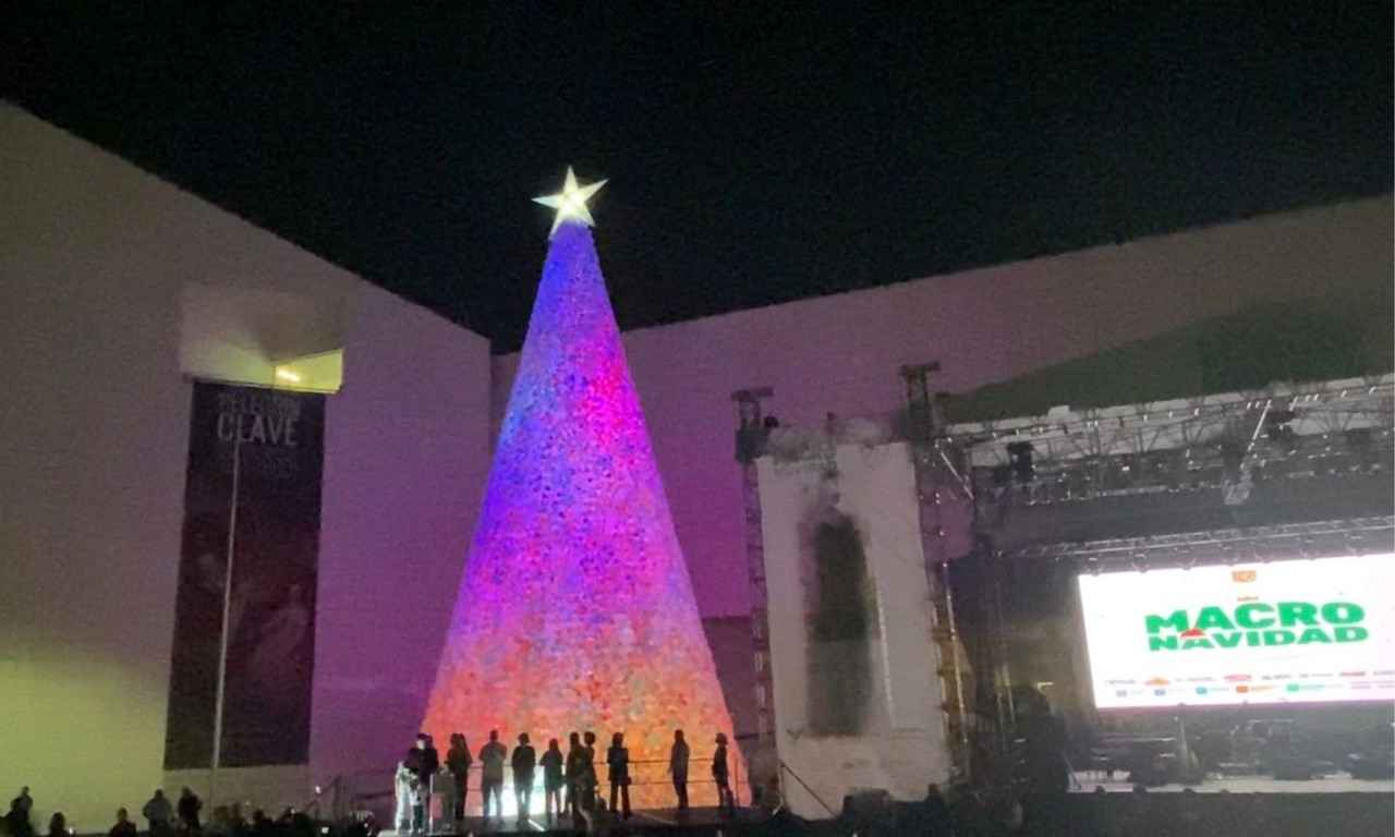 Encienden pino de 3 museos e inauguran la Macro Navidad