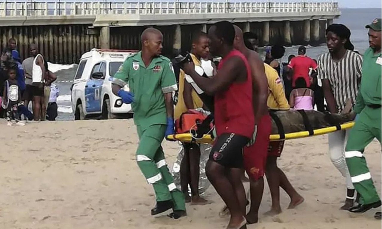 3 Personas fallecen tras ser arrastrados por una ola