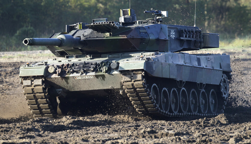 Accede Alemania a enviar tanques avanzados a Ucrania
