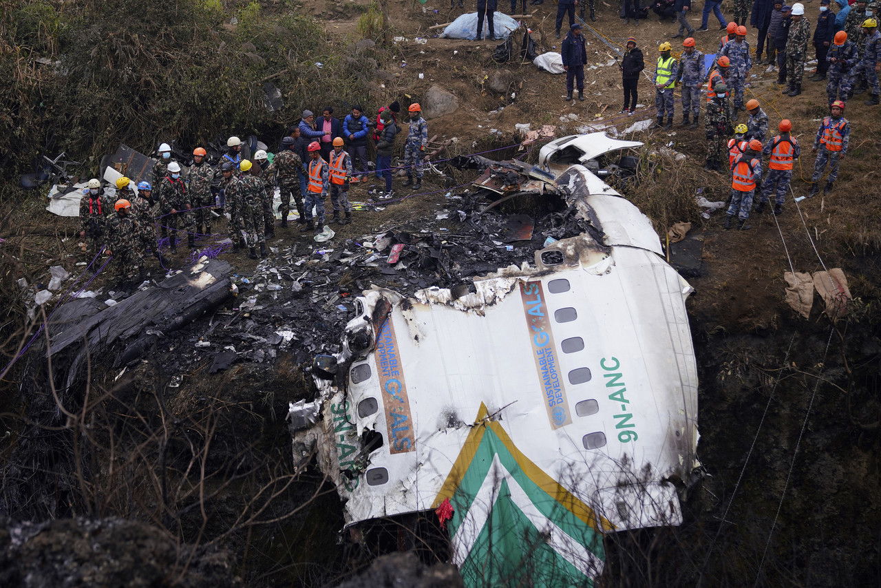 Enviarán a Singapur cajas negras de avión de Nepal
