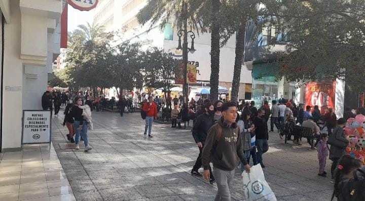 ¡A los regios todavía les sobró! Comercios lucen abarrotados