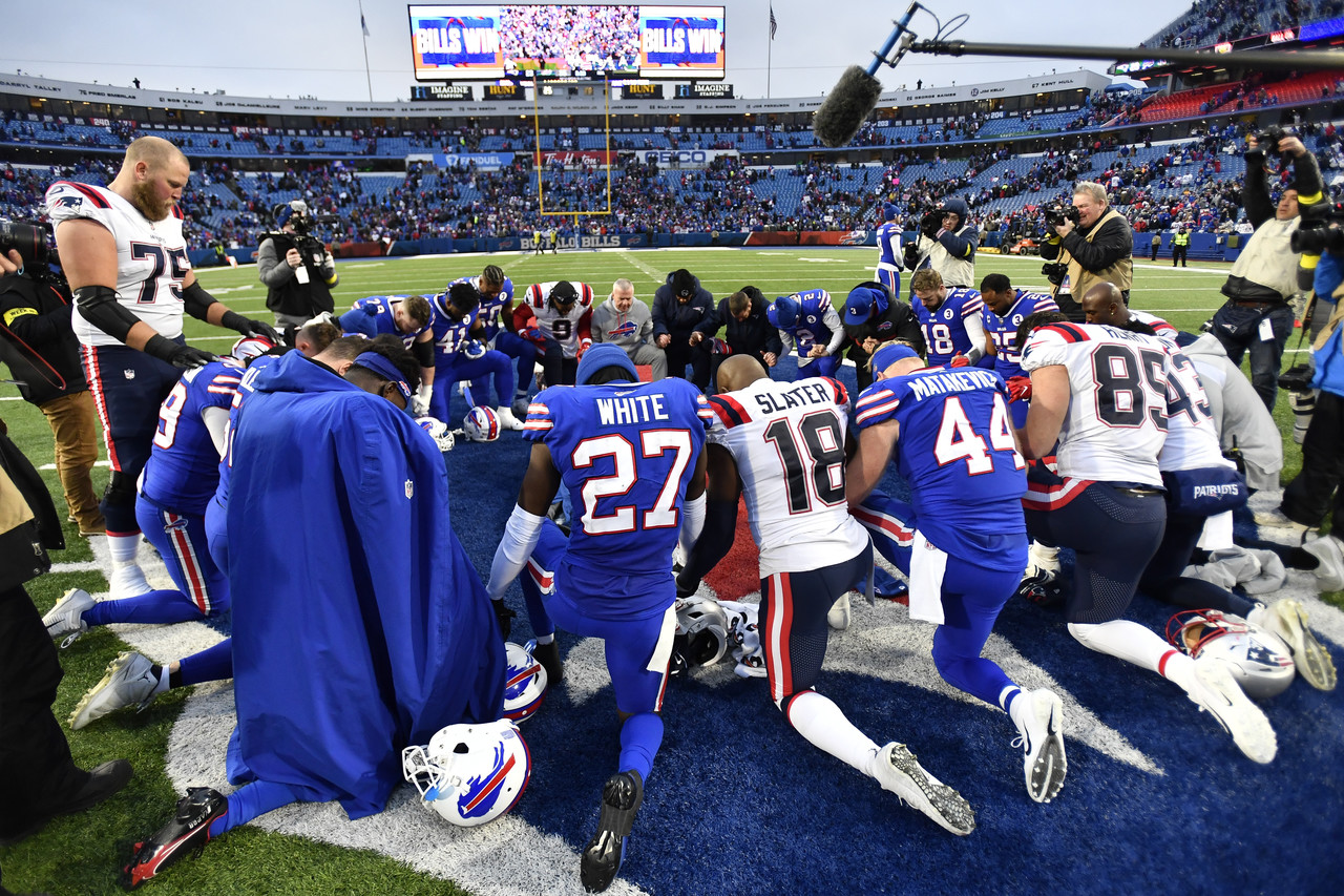 Bills dedican triunfo a Hamlin y eliminan a Patriots