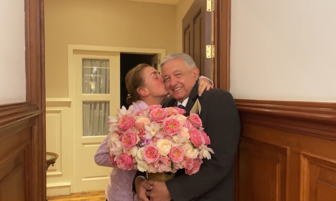 Festeja AMLO cumpleaños de su esposa en Palacio Nacional