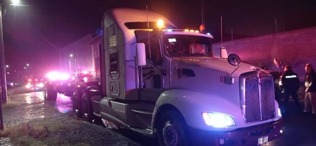 Persiguen policías a tráiler en autopista a Monclova