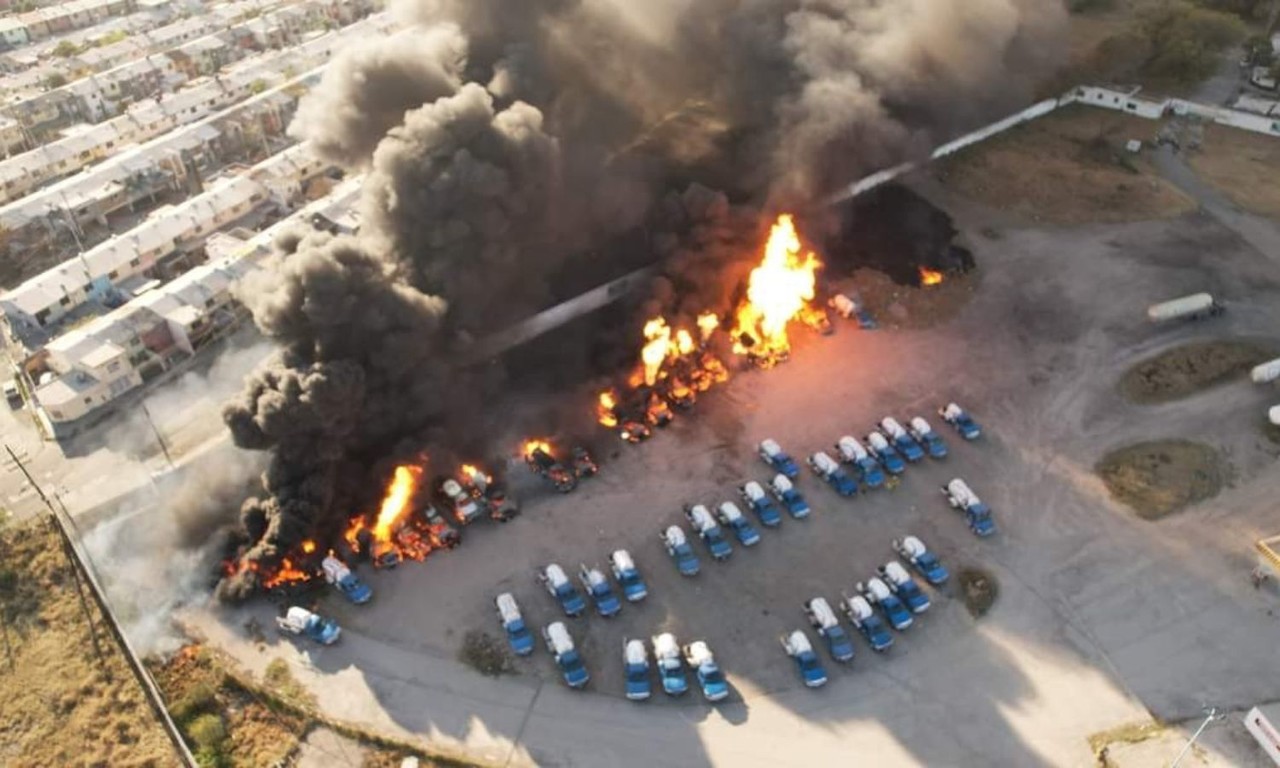 Pipas de gas explotan en San Nicolás; evacuan a 5 colonias
