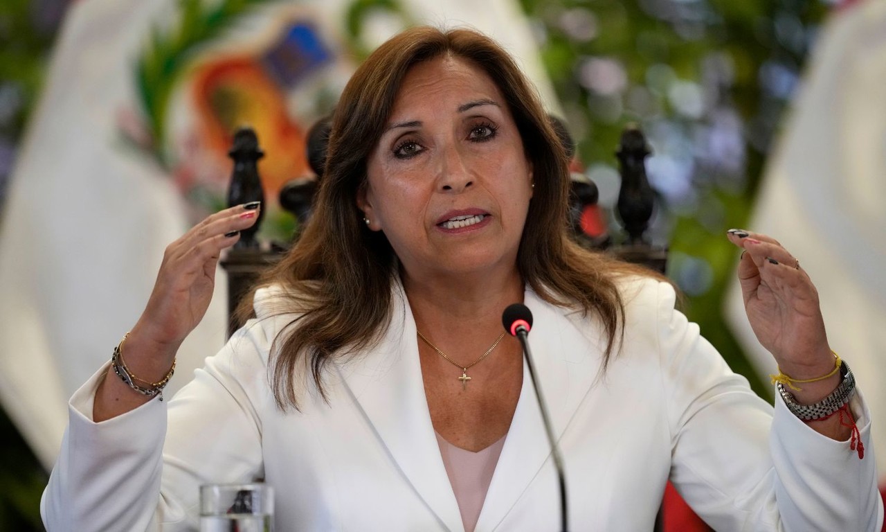 Presidenta de Perú pide tregua tras más de 50 muertos