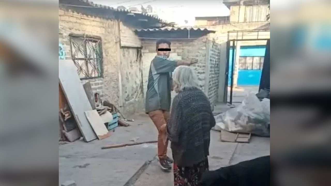 Joven de 18 años golpea a su abuela con un tubo y lo graban