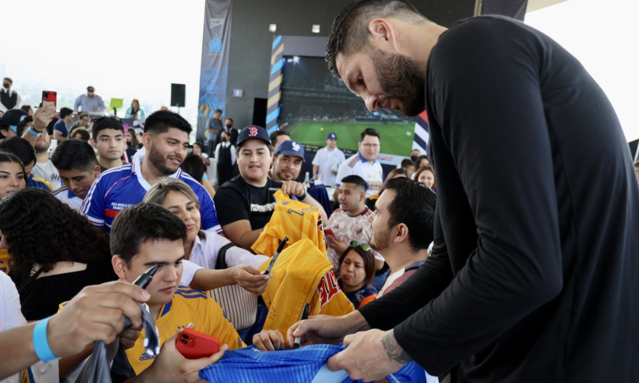 Aficionados regios conviven con Gignac durante partido