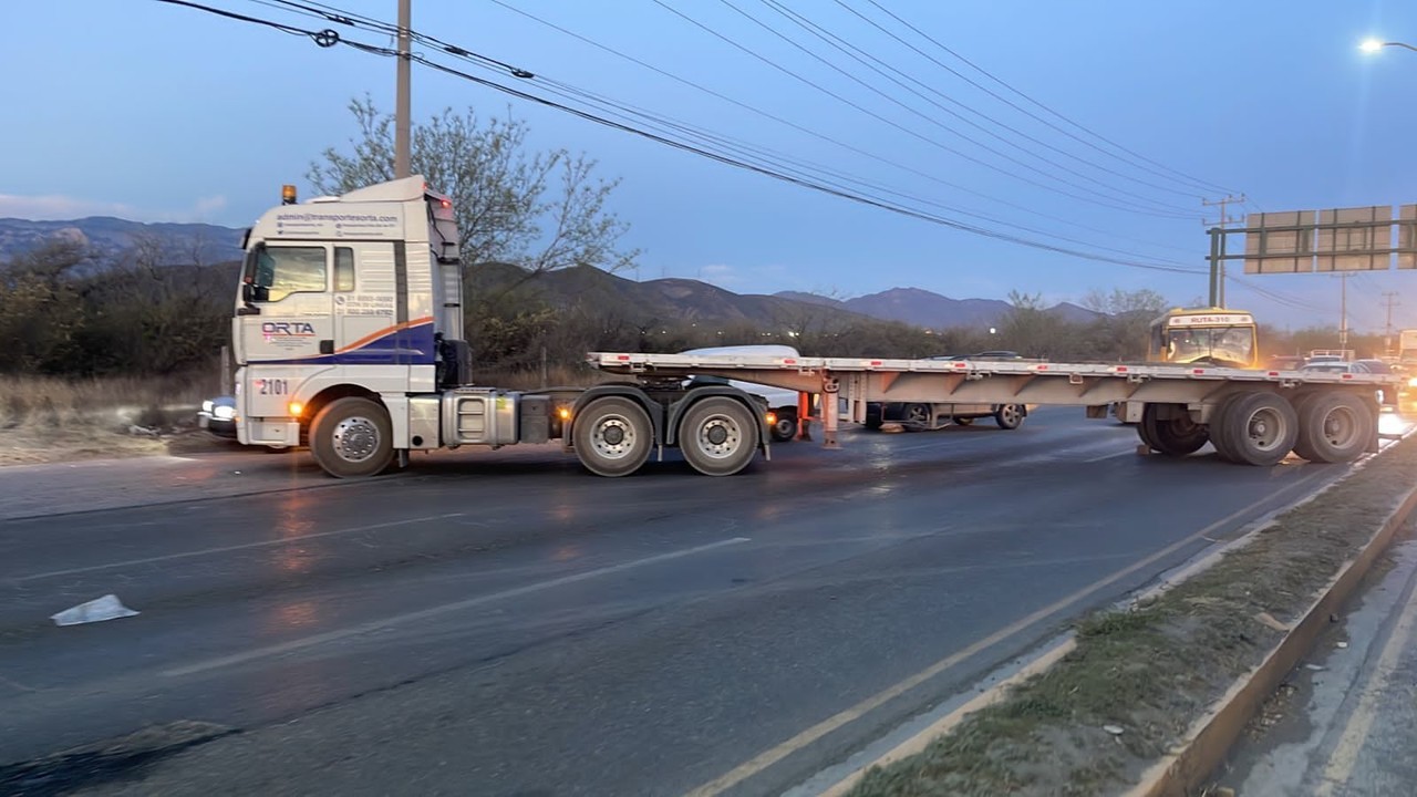 Bloquea empresa transportista Avenida Lincoln por revisión