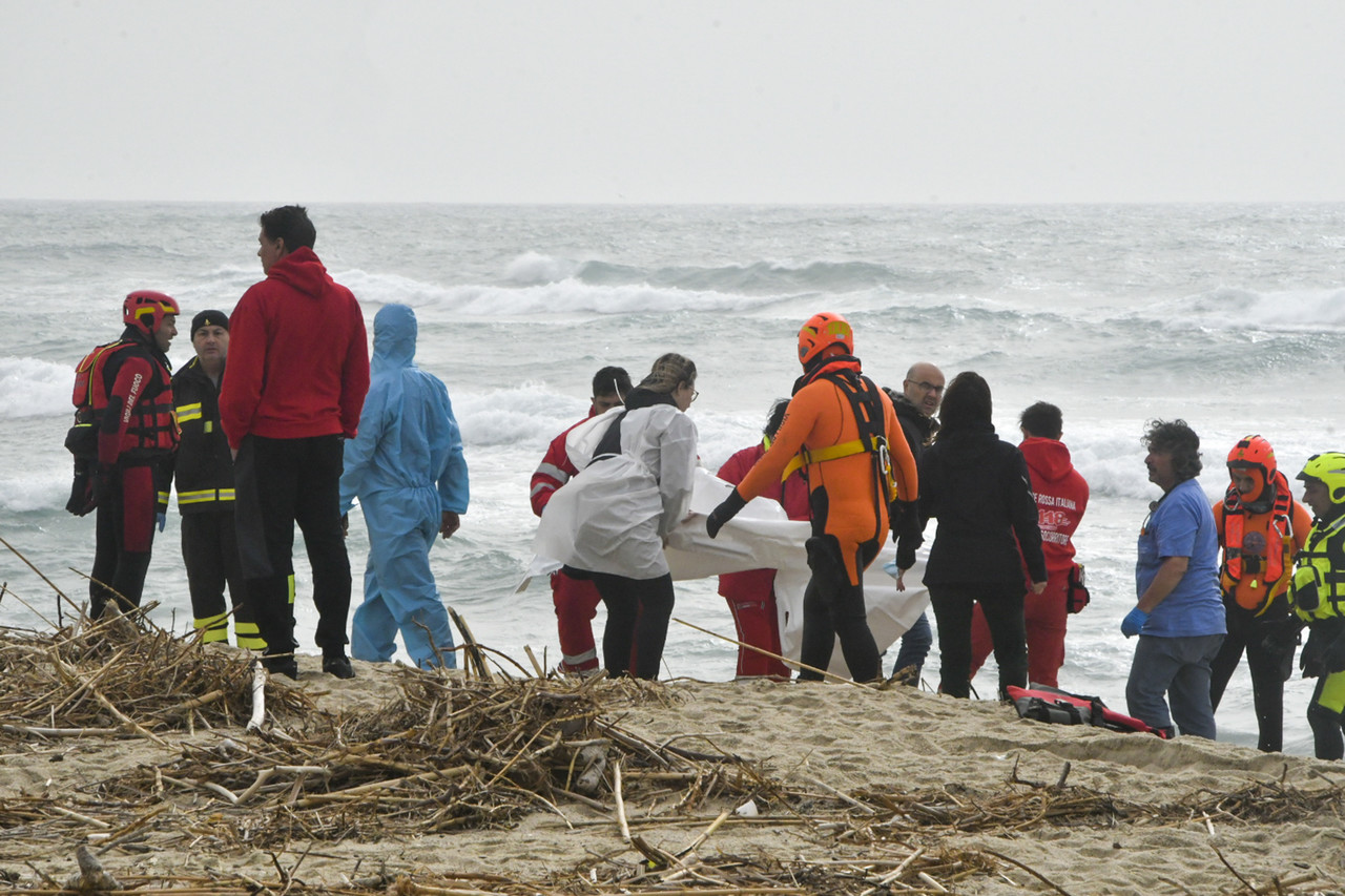 Fallecen 43 migrantes tras viaje en bote hacia Italia