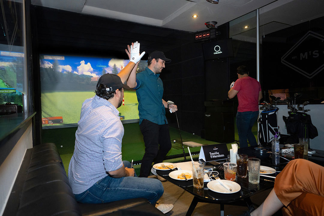 Ven a Mulligan’s y cierra tus negocios disfrutando del Golf