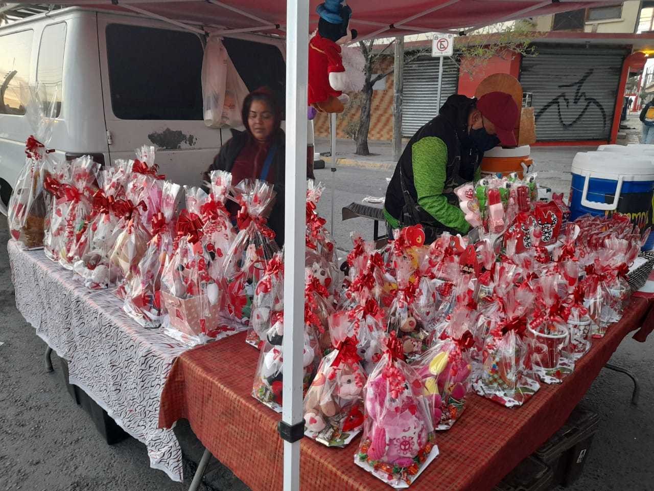 Madrugan vendedores de negocios por San Valentín