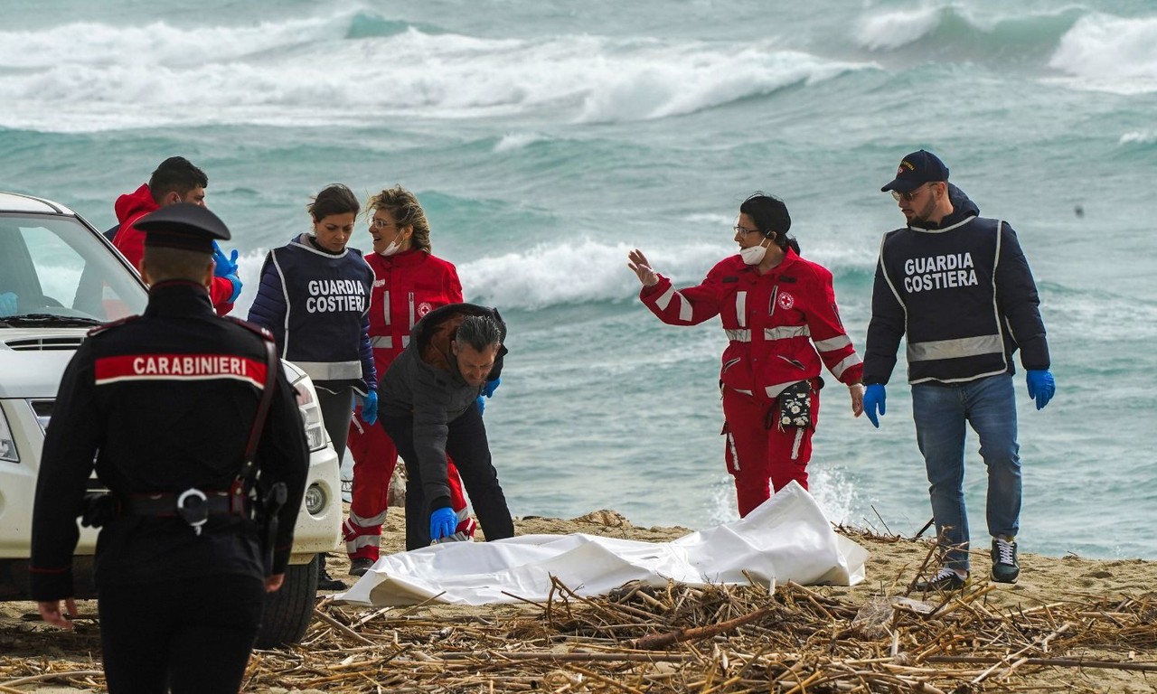Naufragio en Italia suma 62 migrantes muertos