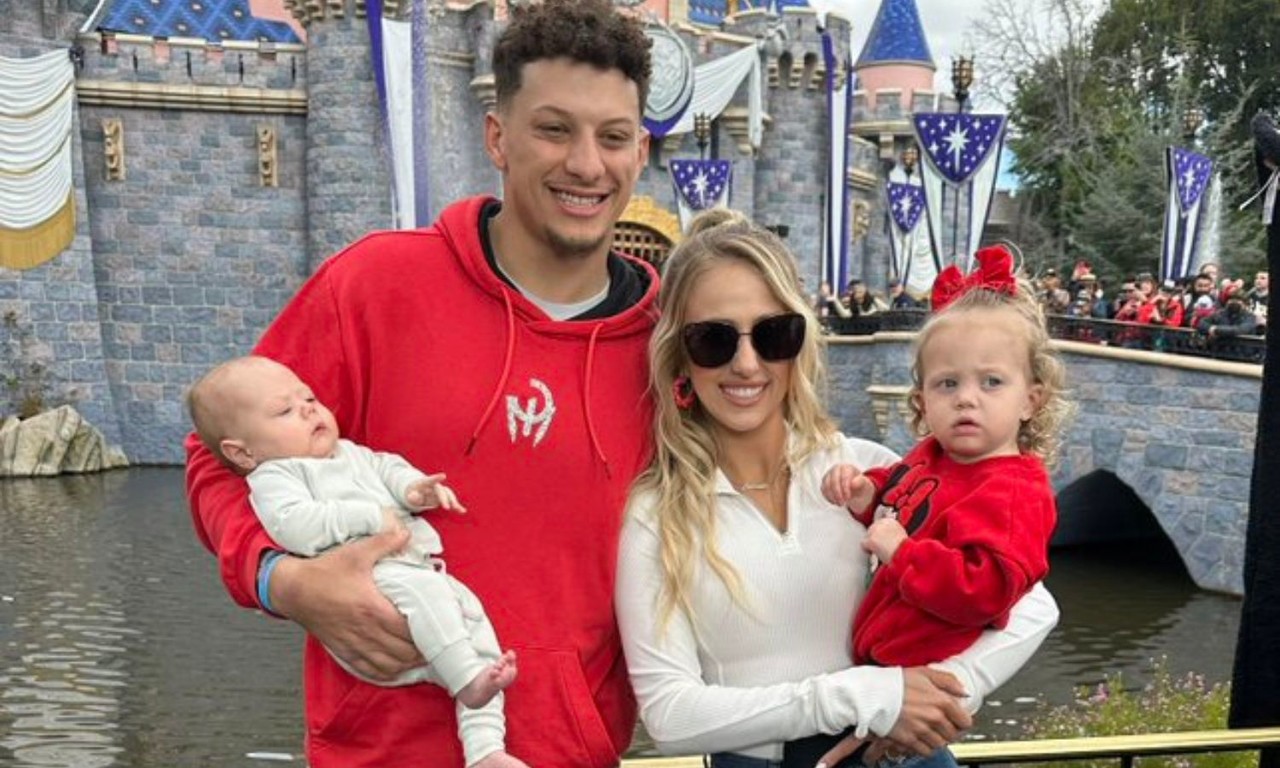 Patrick Mahomes visita Disneyland tras victoria de Chiefs