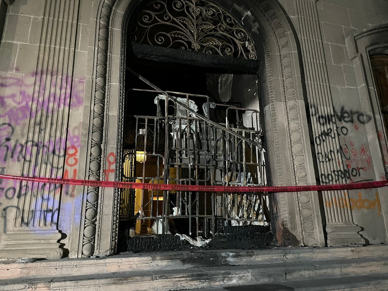 Amanece Palacio de Gobierno con grafitis y daños tras el 8M