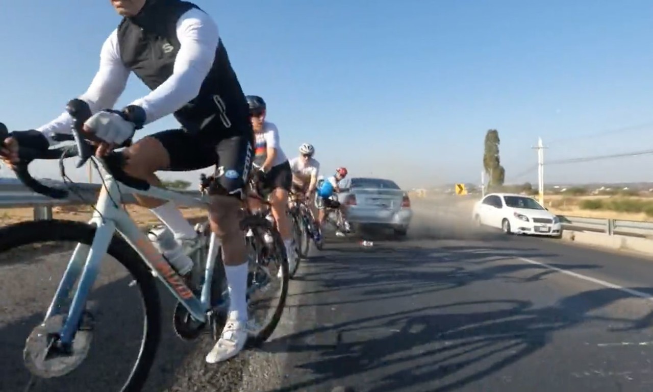 Conductor embiste a grupo de ciclistas en Querétaro