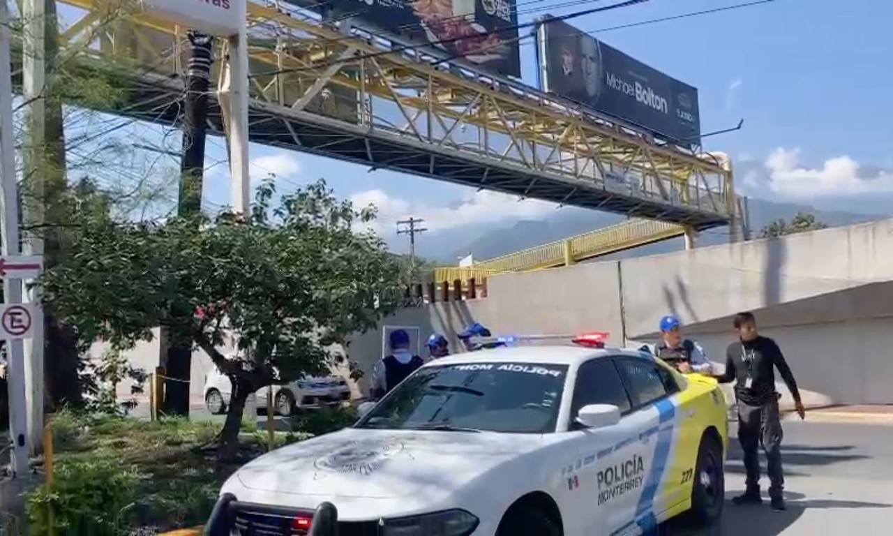 Desempleo lo lleva a querer lanzarse de puente en Monterrey