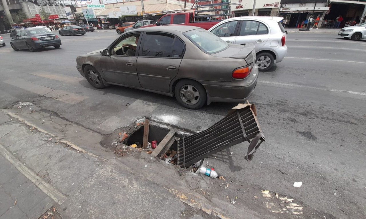 Reportan drenaje pluvial abierto sobre Av. Cuauhtémoc
