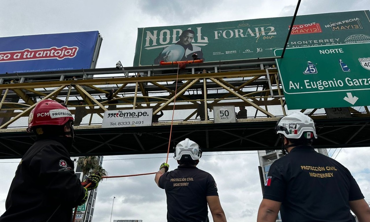 Rescatistas evitan tragedia en puente peatonal de Monterrey