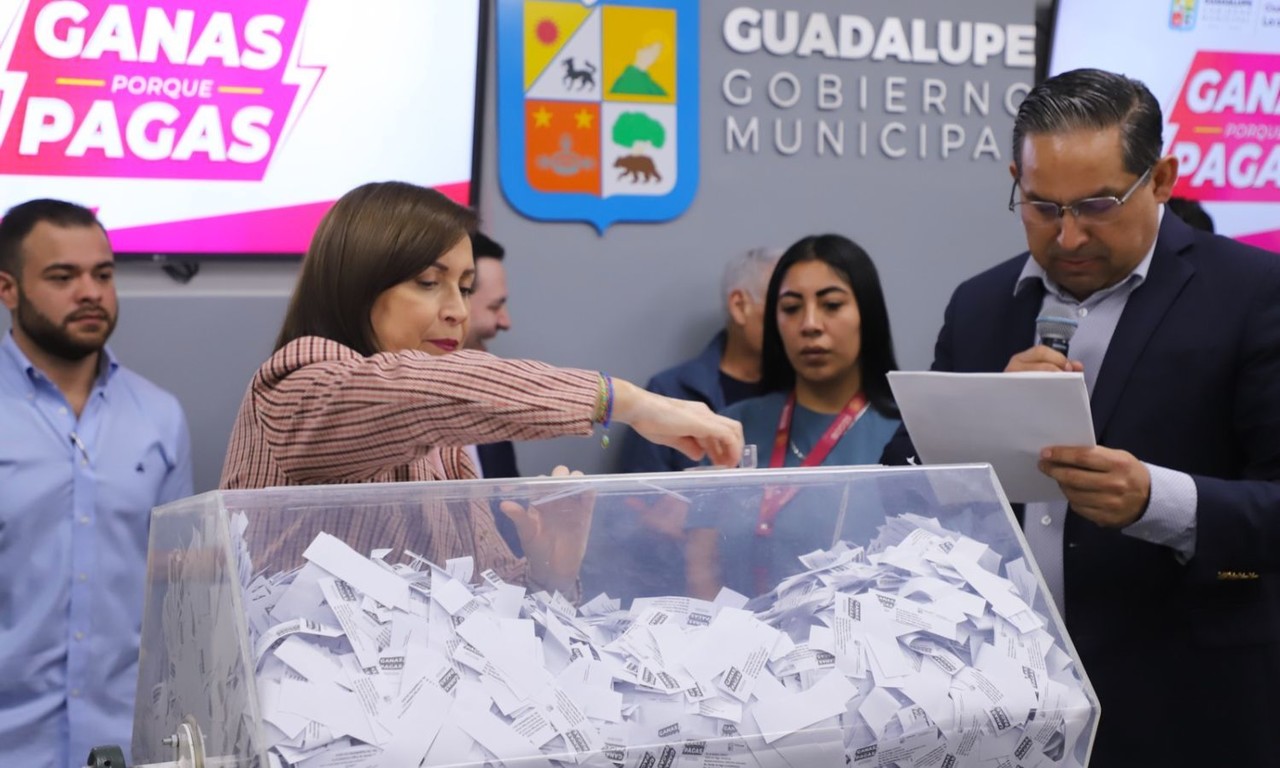 Regalan camionetas en Guadalupe a contribuyentes puntuales