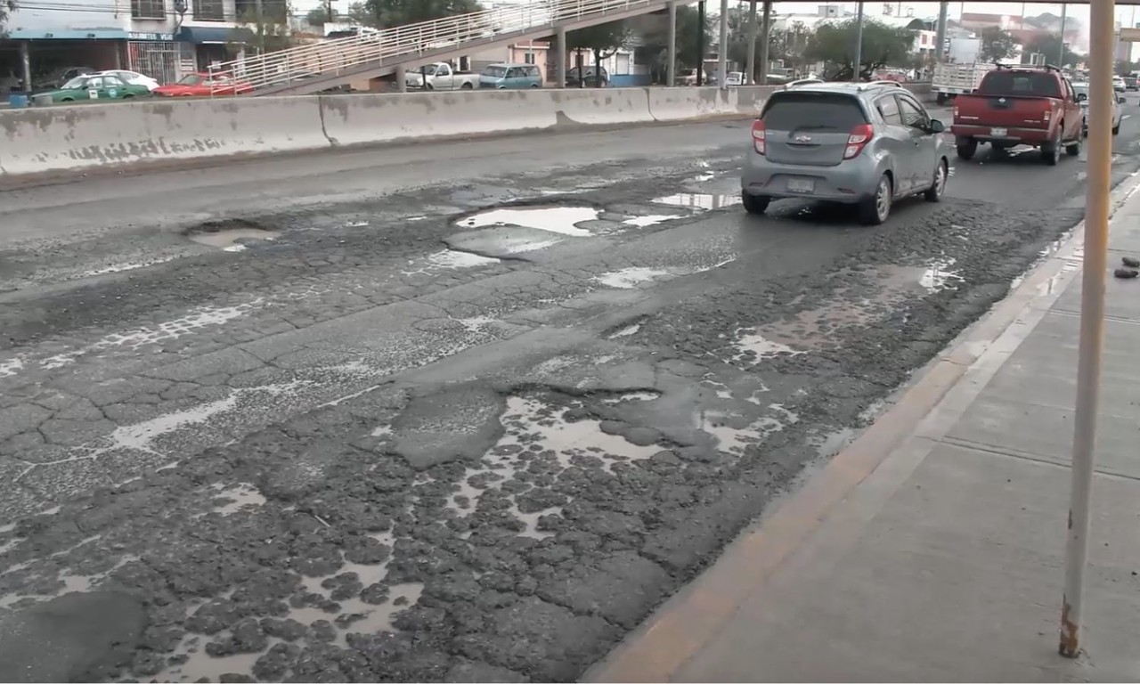 Tras lluvias surgen baches en avenidas de San Nicolás
