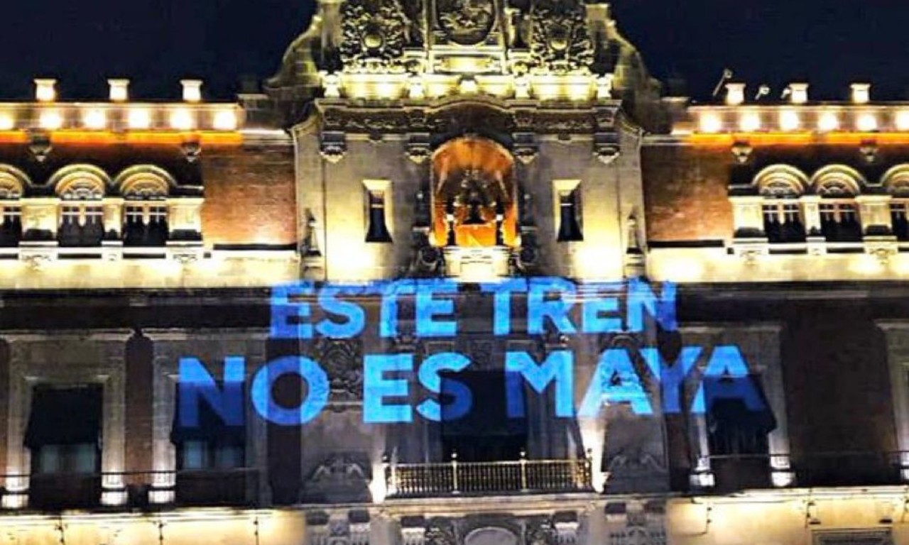 Protestan contra el Tren Maya en Palacio Nacional
