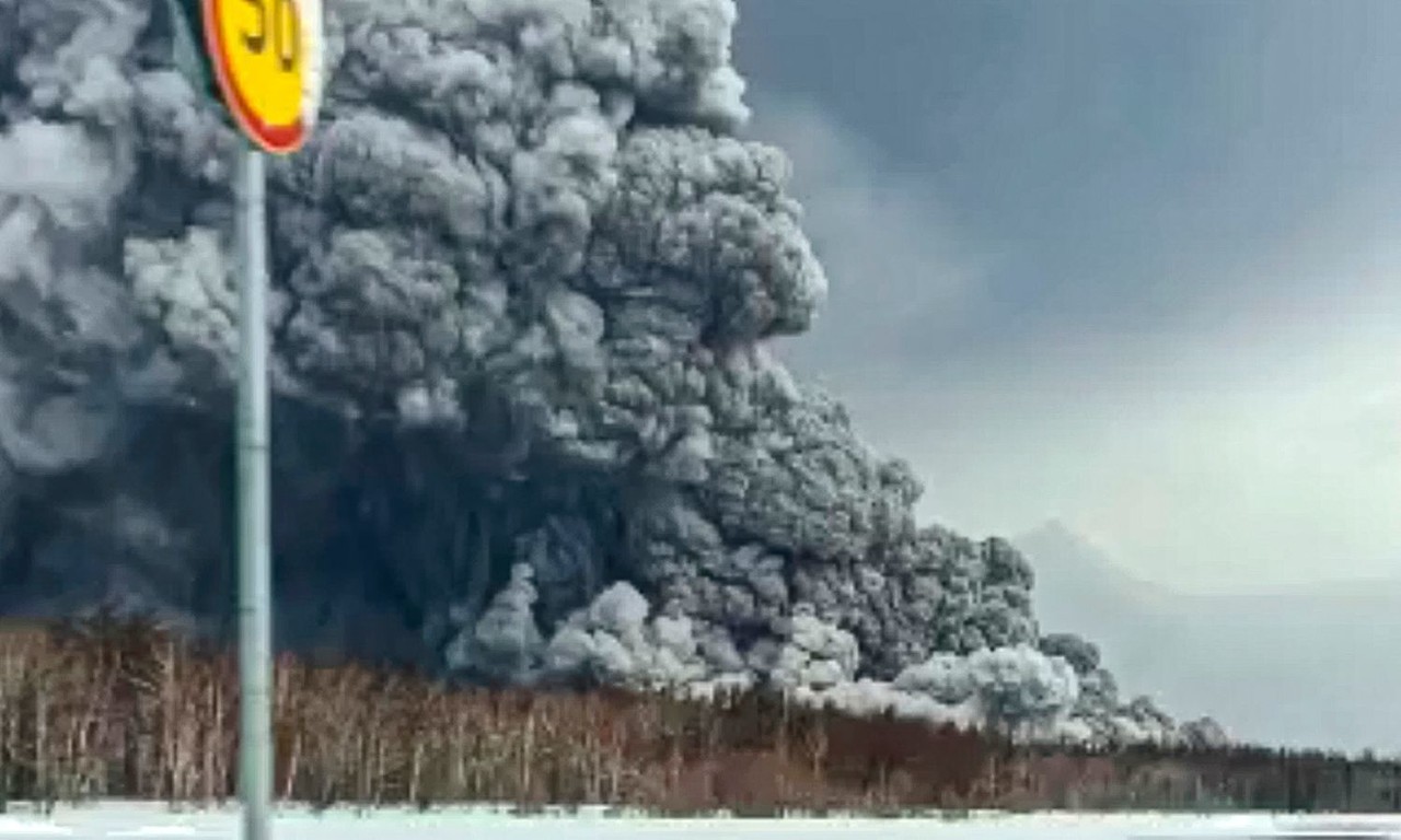 Increíble erupción sepulta en cenizas a comunidades en Rusia