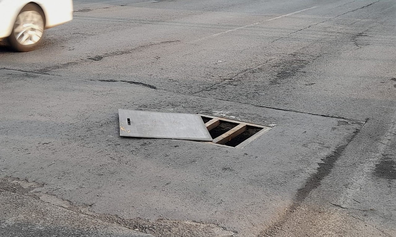 Alcantarilla arriesga a automovilistas en Av. Pino Suárez