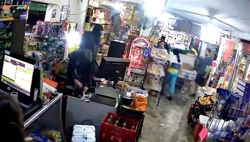 Con arma larga, hombres asaltan negocio de Monterrey