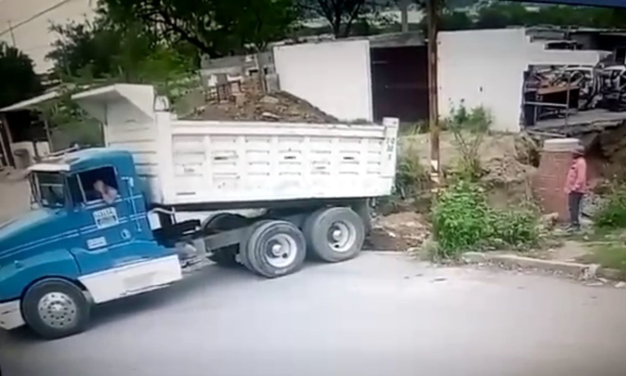 Captan a camiones tirando en Escobedo
