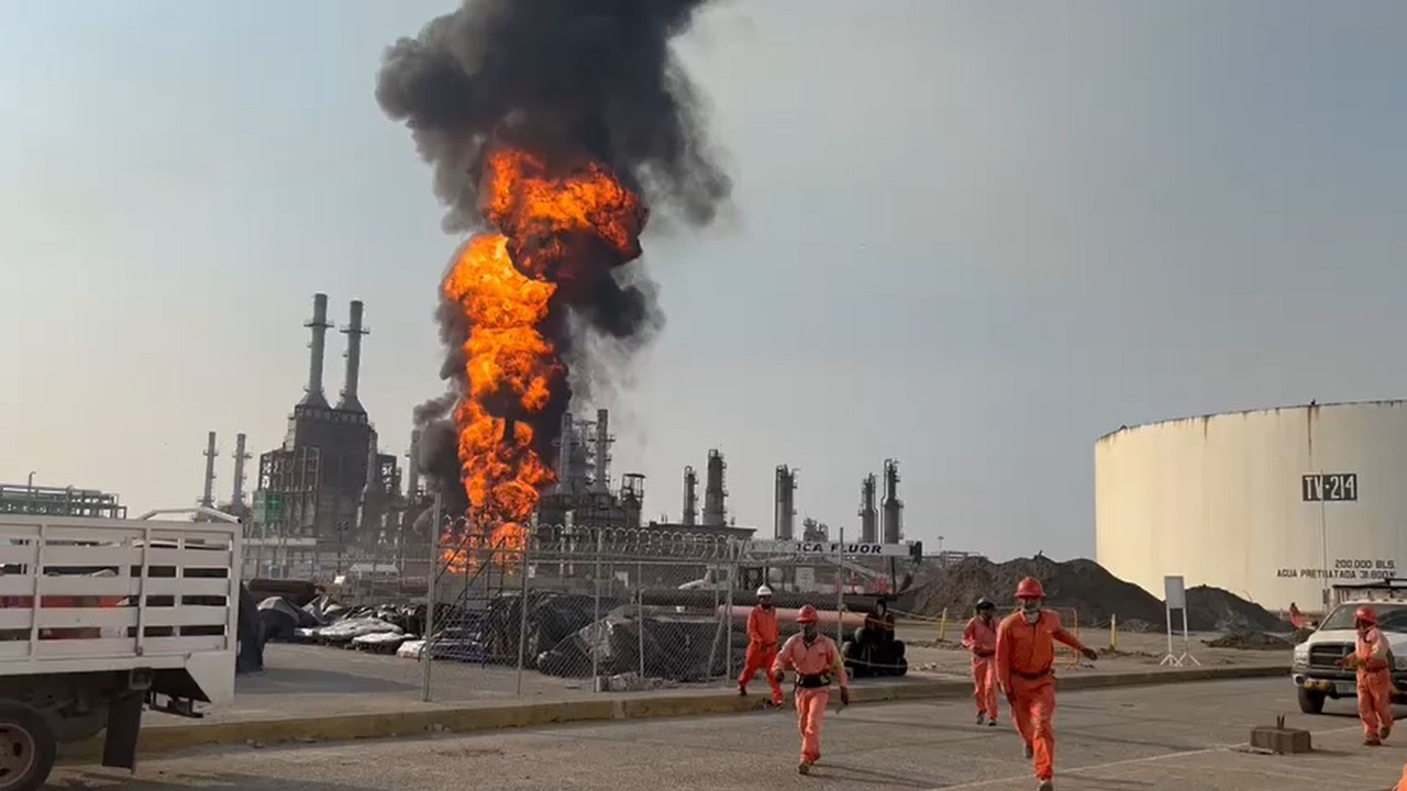 Controlan incendio de refinería en Salinas Cruz