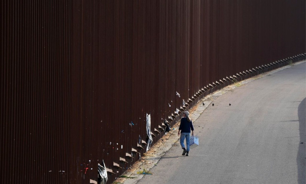 Niño migrante está bien tras ser dejado caer desde muro