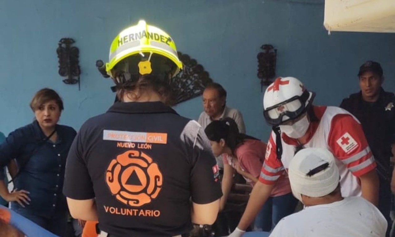 Cae losa de techo y lesiona a abuelito y sus dos nietos