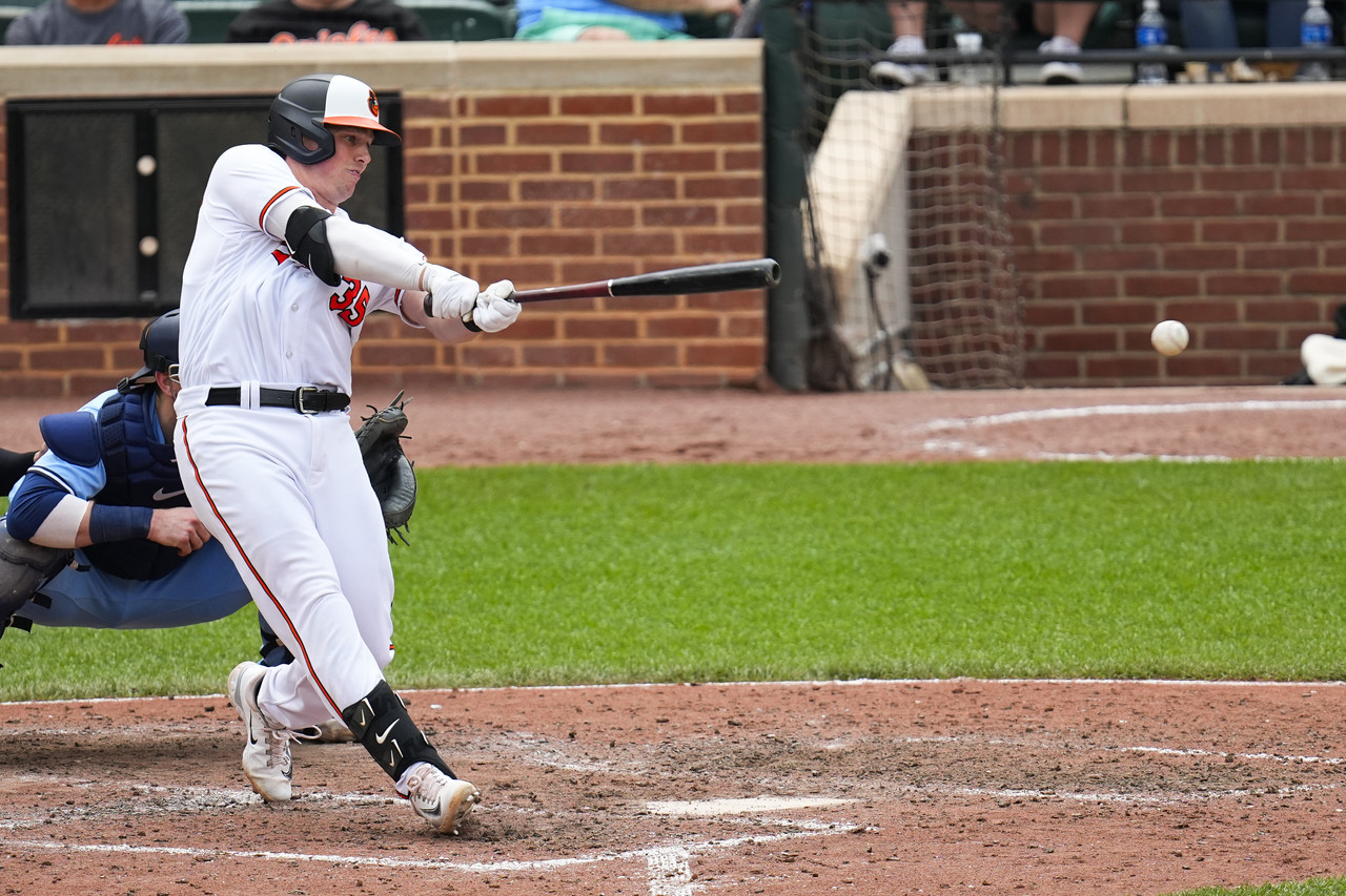 Con jonrones de Rutschman y Hays, Orioles derrotan 4-2 a Azulejos