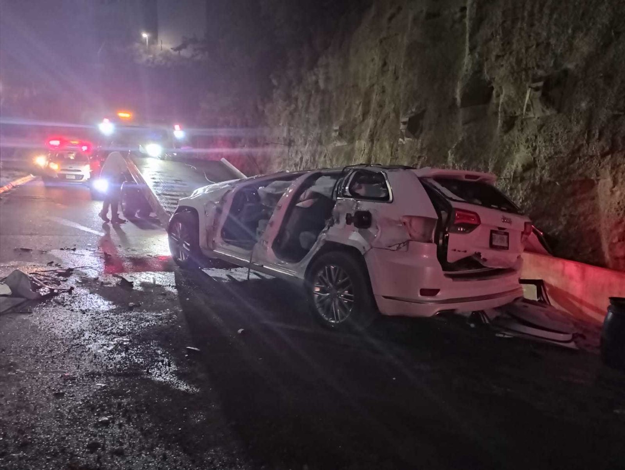 Sobrevive conductor a caída de 15 metros en Monterrey