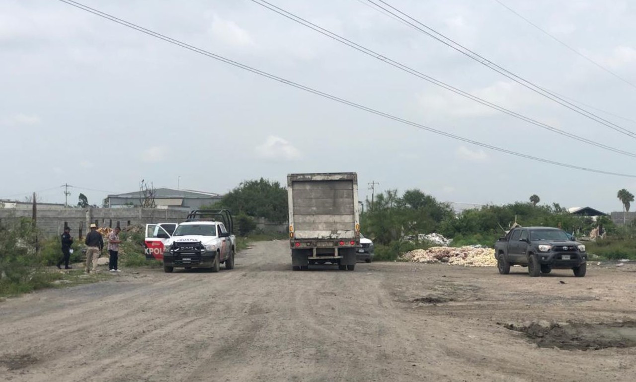 Detienen a chofer por tirar 500 kilos de lechuga en Escobedo