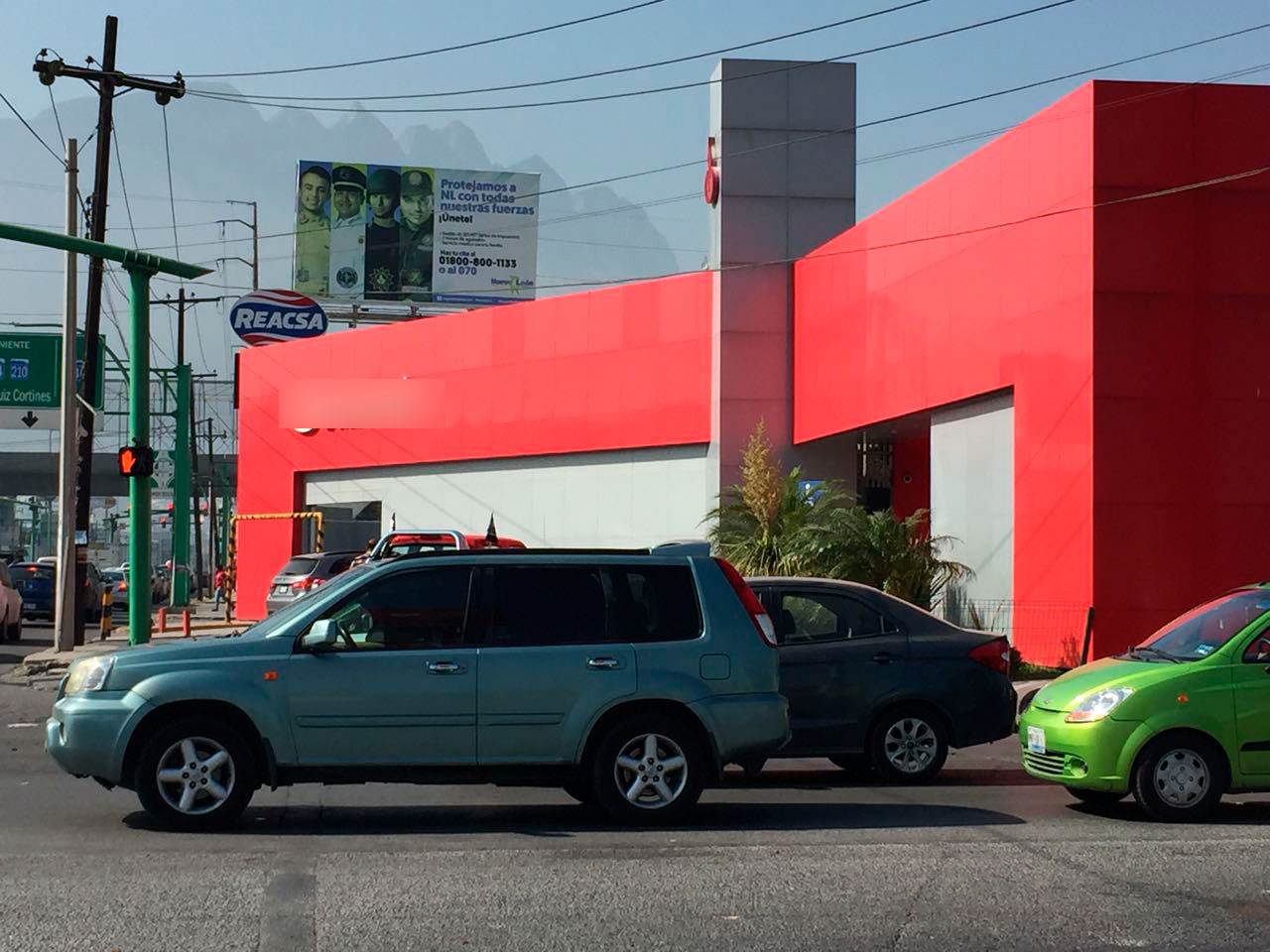 Despojan a mensajero de 90 mil pesos afuera de banco