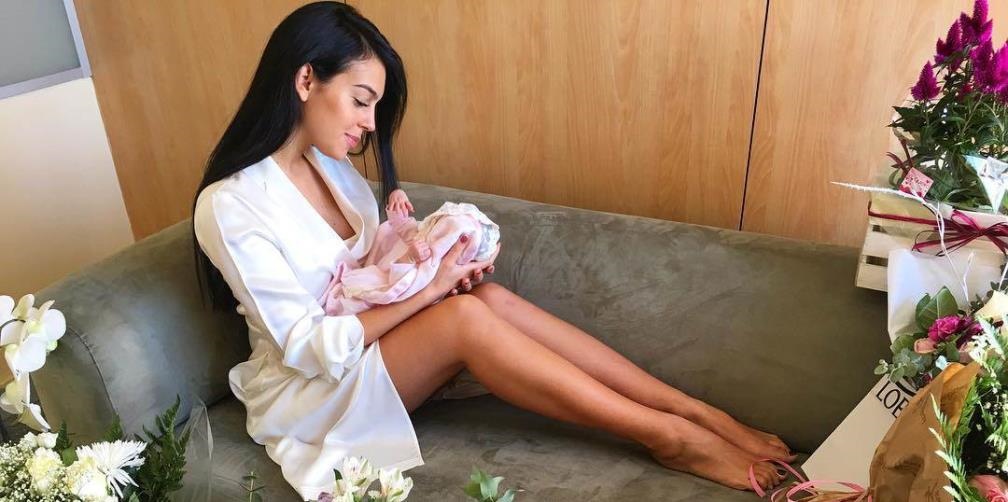 Georgina y Cristiano presentan oficialmente a su bebé